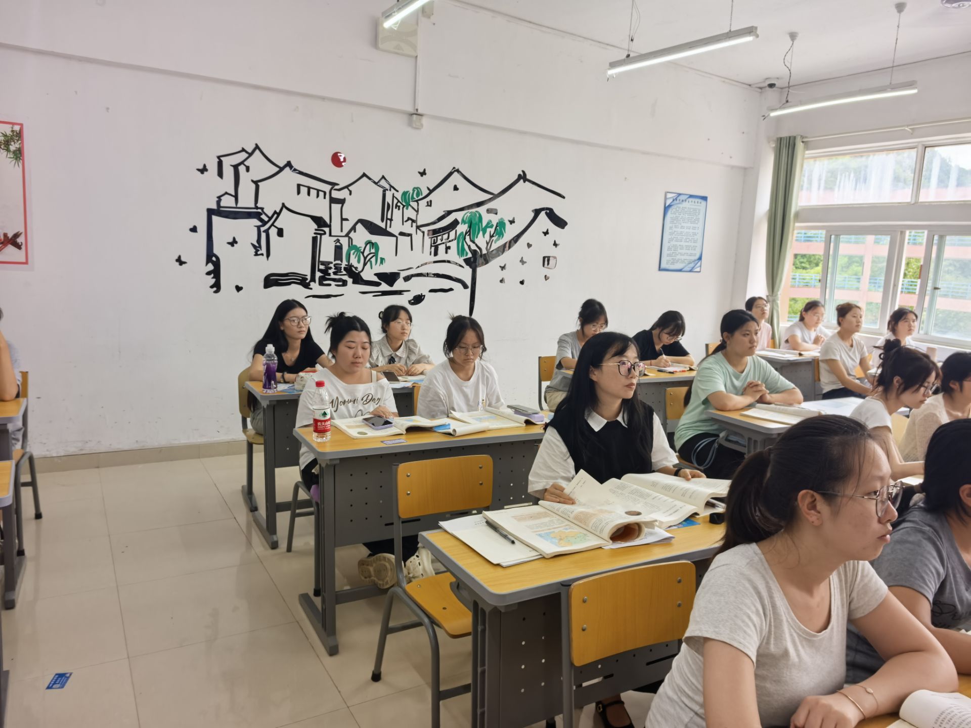 乌当中学王朝雪指导我院历史学师范生微格教学